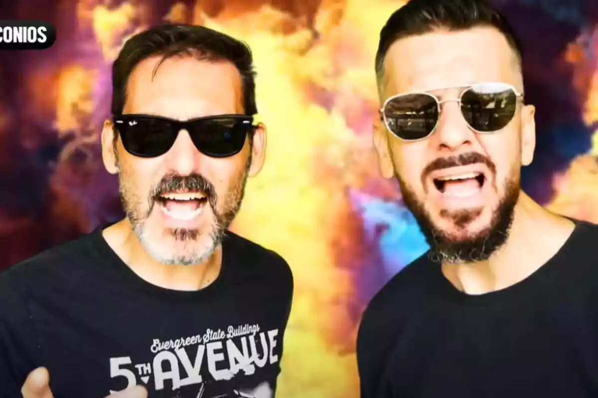 Primer plano de Sergio y Mario de Los Meconios con gafas de sol gritando y mirando a cámara