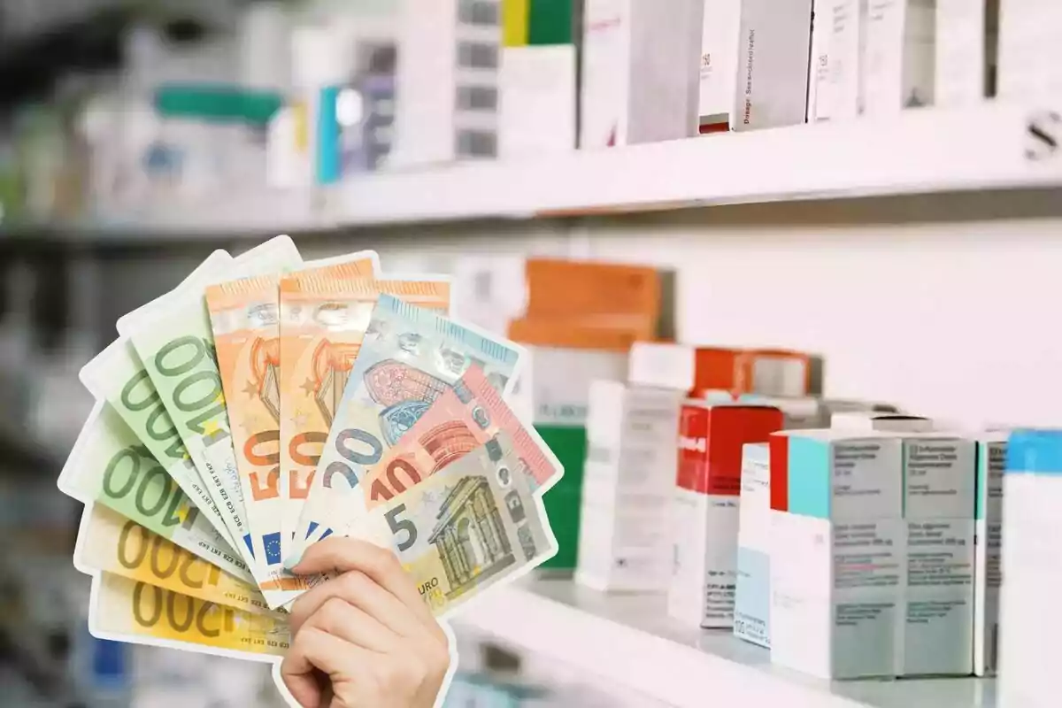 Una estantería con cajas de medicinas, y una mano con varios billetes de euro