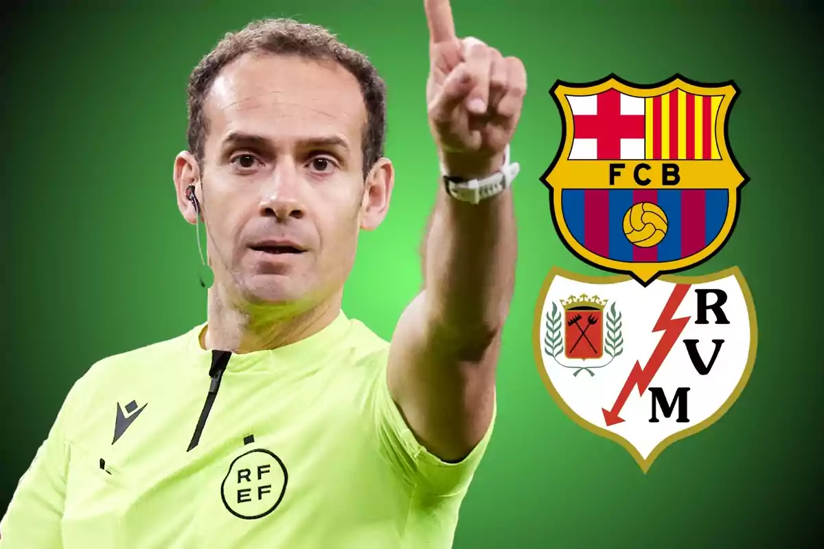 Un árbitro de fútbol señalando con el dedo con los escudos del FC Barcelona y Rayo Vallecano al fondo.