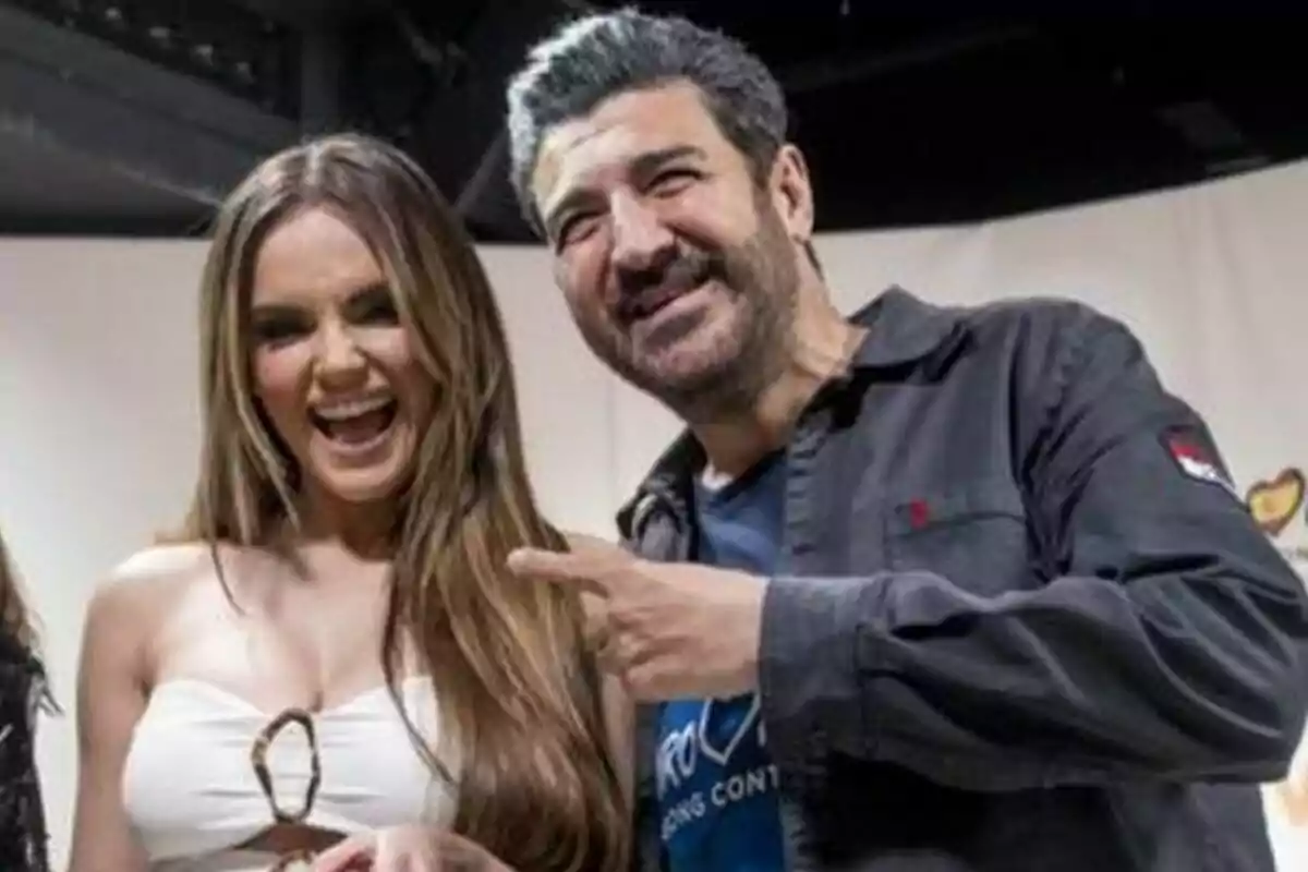 Tony Aguilar y Melody sonríen y posan juntas para una foto en un ambiente interior.