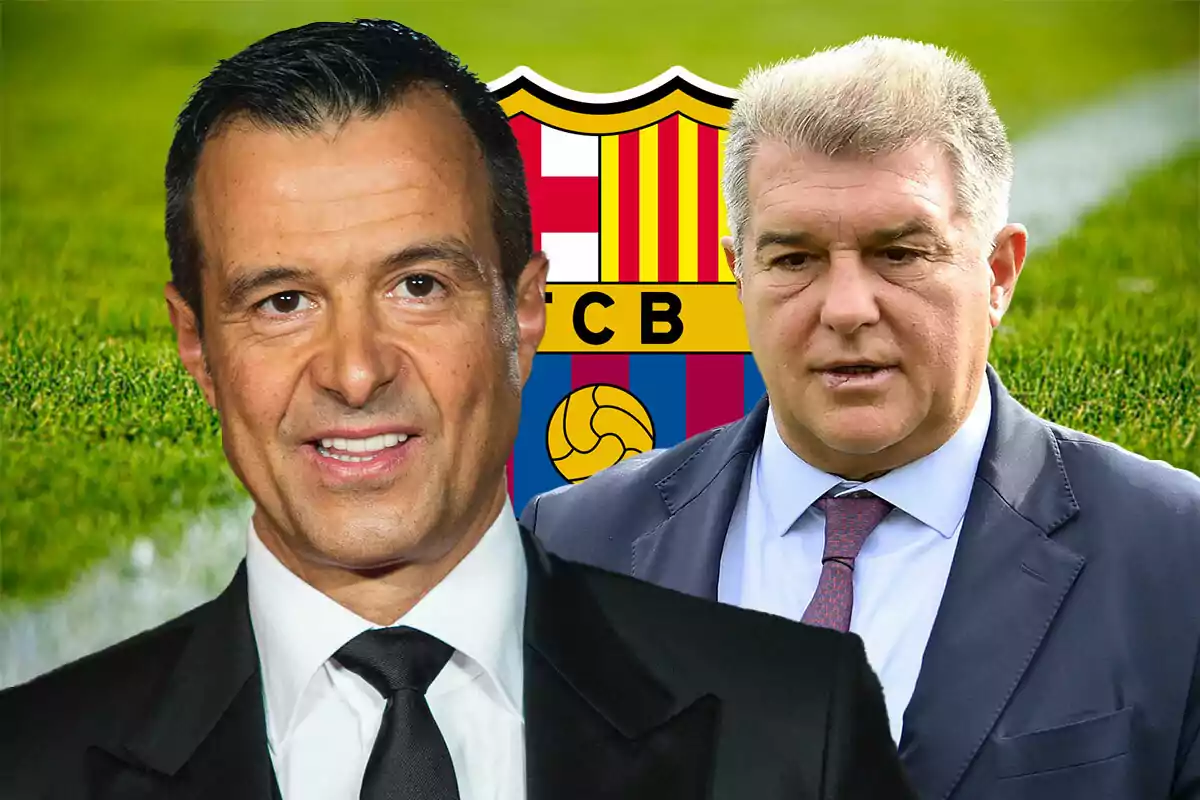 Jorge Mendes y Joan Laporta en traje frente al escudo del FC Barcelona en un campo de fútbol.