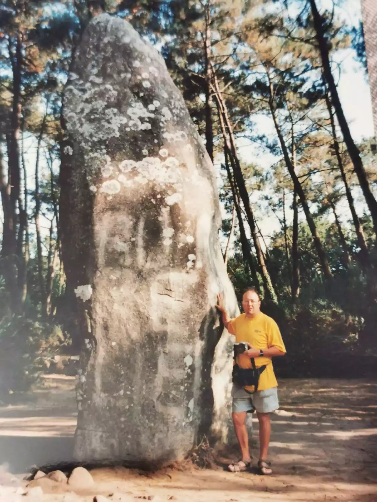 Gran menhir de tipo fálico con Miguel Aracil Gran menhir de tipo fálico con Miguel Aracil