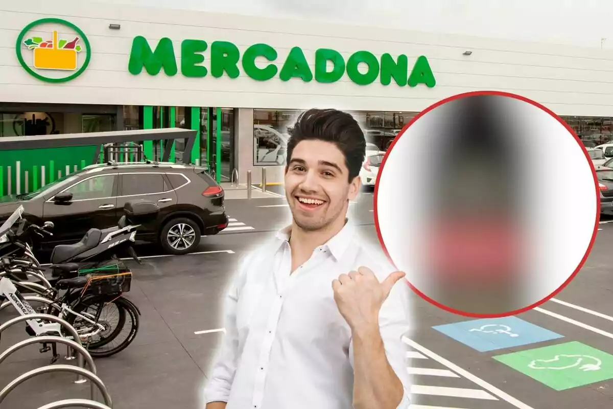 Un hombre sonriente con camisa blanca señala con el pulgar hacia un supermercado Mercadona en el fondo, con bicicletas y un coche aparcados en el estacionamiento.