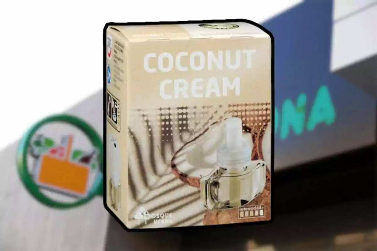 Caja de ambientador de crema de coco de la marca Bosque Verde frente a un cartel borroso de una tienda. Caja de ambientador de crema de coco de la marca Bosque Verde frente a un cartel borroso de una tienda.