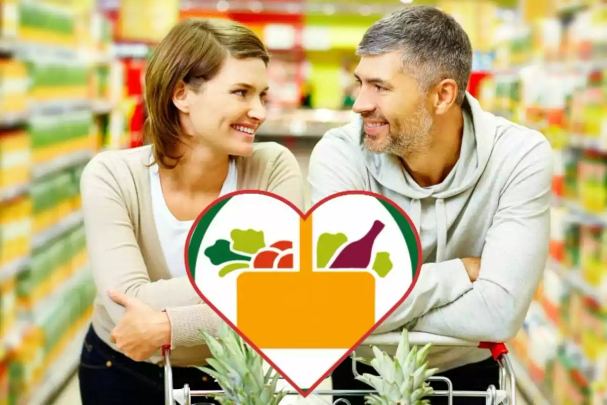 Una pareja sonriente se mira mientras empuja un carrito de compras en un supermercado, con un logotipo de corazón y alimentos superpuesto en primer plano.