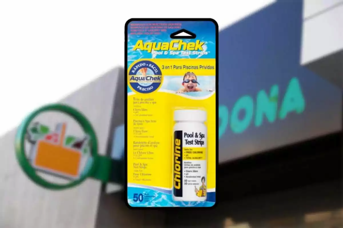 Un paquete de tiras de prueba para piscinas y spas de la marca AquaChek se muestra en primer plano, con un fondo que parece ser la fachada de una tienda. Un paquete de tiras de prueba para piscinas y spas de la marca AquaChek se muestra en primer plano, con un fondo que parece ser la fachada de una tienda.