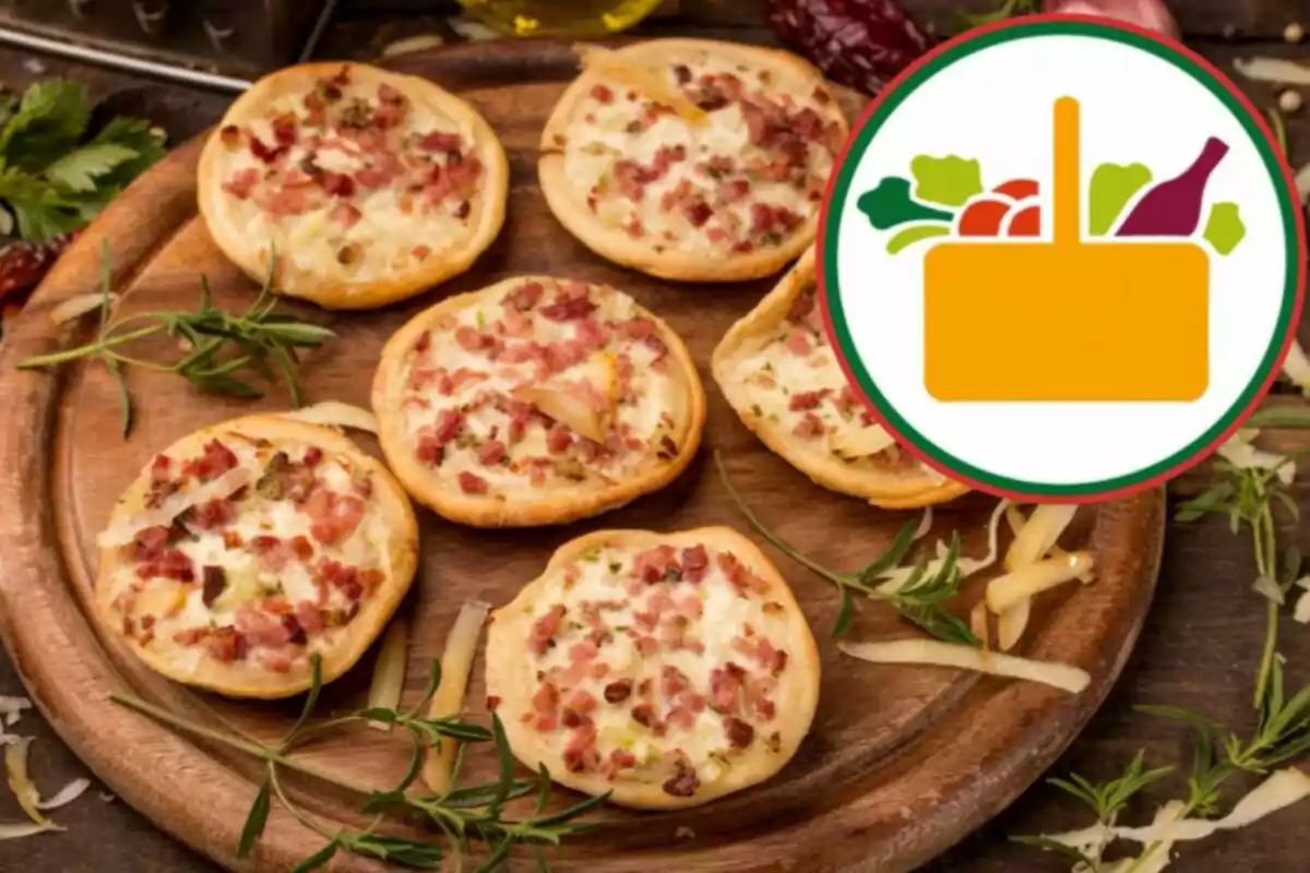Un plato de madera con mini pizzas de tocino y queso, decorado con hierbas frescas, junto a un logotipo de alimentos. Un plato de madera con mini pizzas de tocino y queso, decorado con hierbas frescas, junto a un logotipo de alimentos.