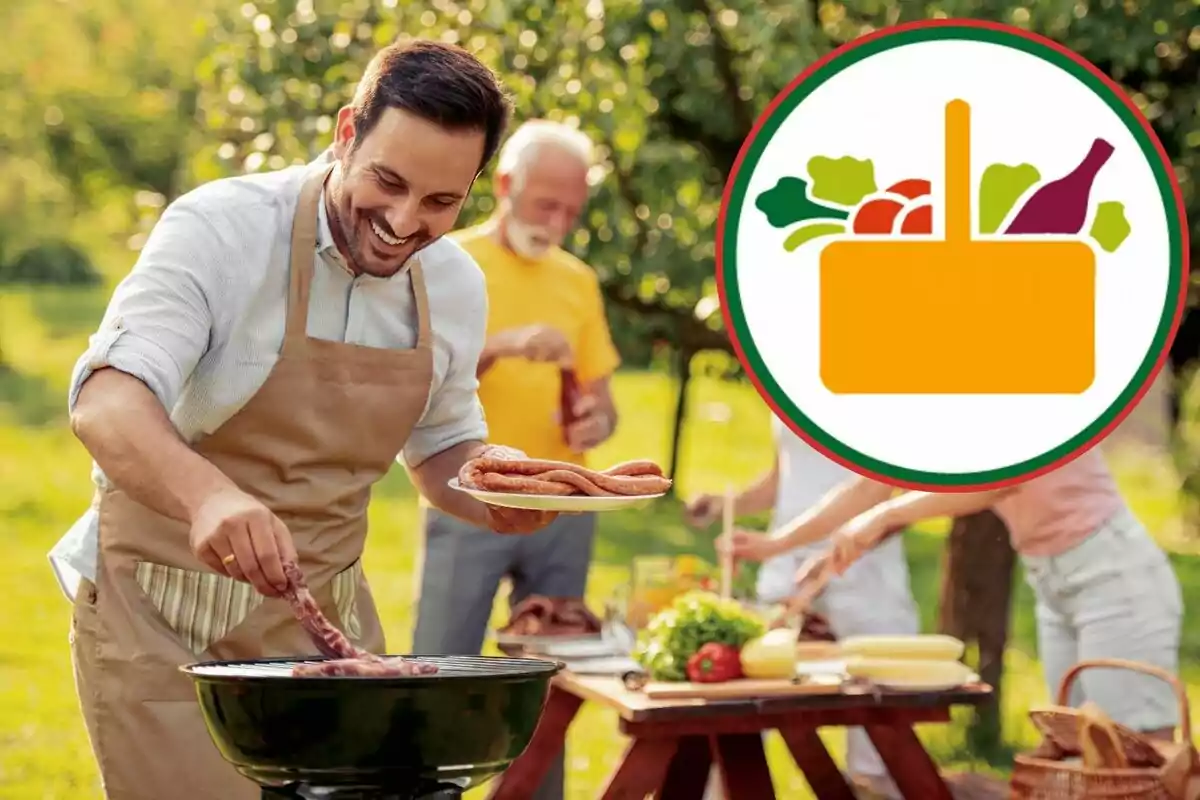 Hombre sonriendo mientras cocina salchichas en una parrilla al aire libre con un logotipo de canasta de alimentos en la esquina derecha.