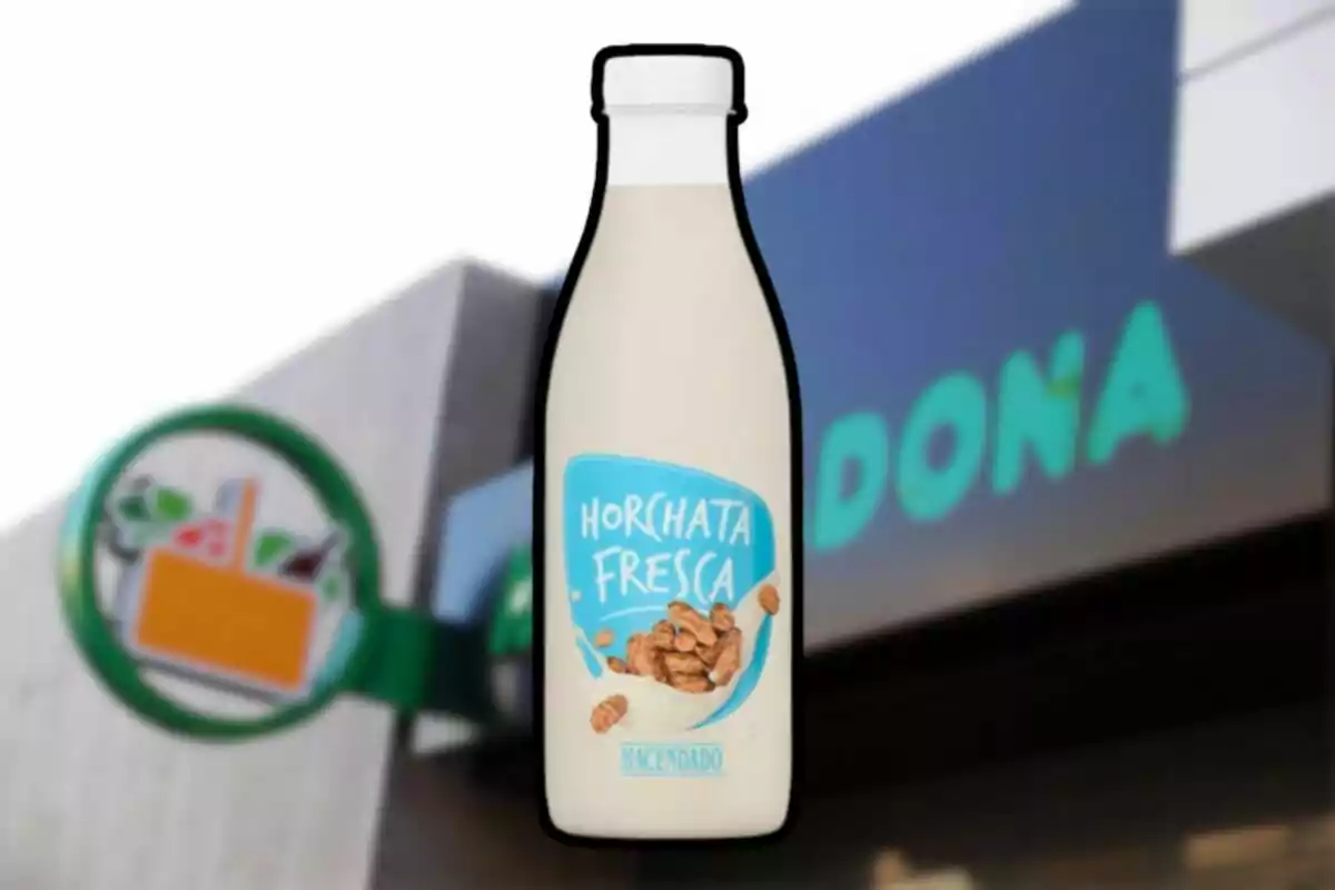 Botella de horchata fresca de la marca Hacendado frente a un supermercado. Botella de horchata fresca de la marca Hacendado frente a un supermercado.