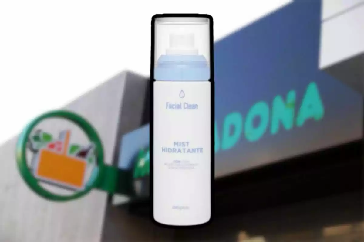 Un envase de mist hidratante de la marca Deliplus frente a un fondo borroso de un supermercado. Un envase de mist hidratante de la marca Deliplus frente a un fondo borroso de un supermercado.