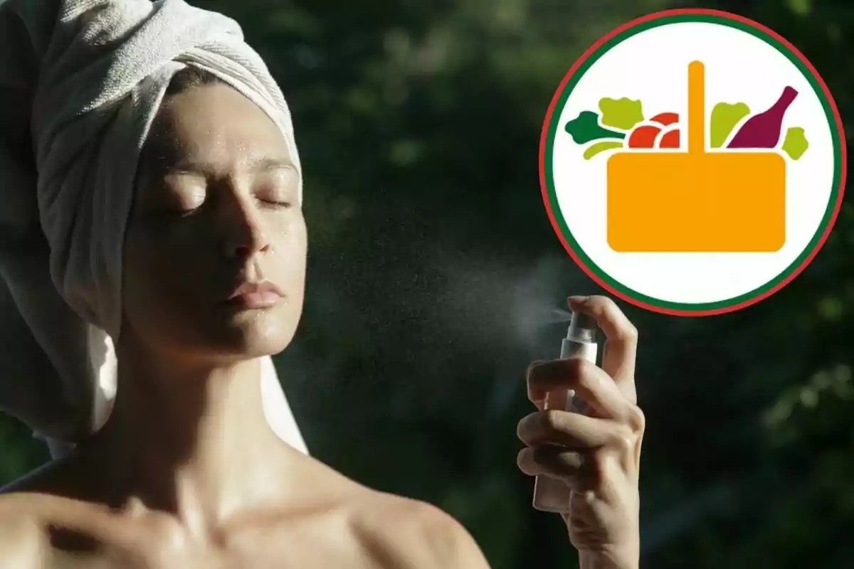 Mujer con toalla en la cabeza rociando su rostro con spray, con un ícono de cesta de alimentos en la esquina superior derecha. Mujer con toalla en la cabeza rociando su rostro con spray, con un ícono de cesta de alimentos en la esquina superior derecha.