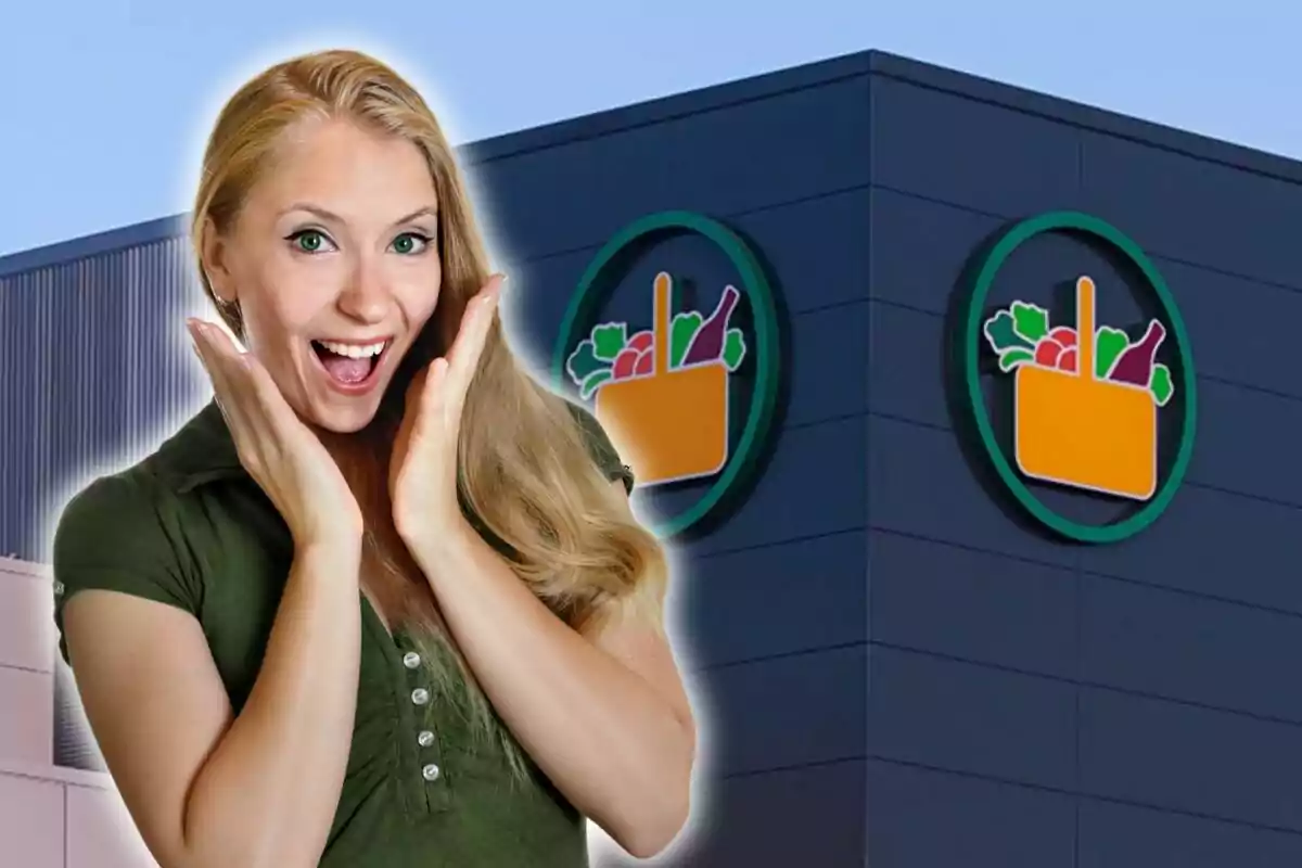 Mujer rubia con expresión de sorpresa frente a la fachada de un supermercado con el logo de una canasta de compras