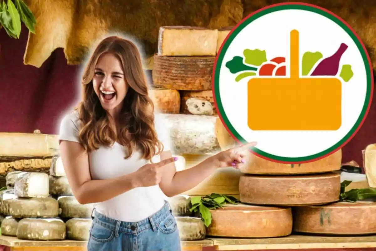 Mujer sonriendo y señalando un logotipo de una cesta de compras con alimentos, con un fondo de quesos apilados.