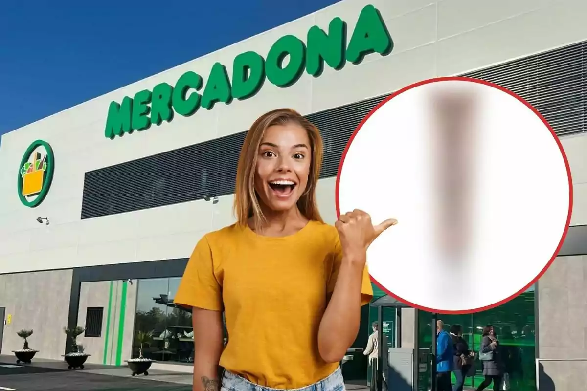 Una mujer sonriente con camiseta amarilla señala hacia un círculo borroso frente a una tienda de Mercadona.