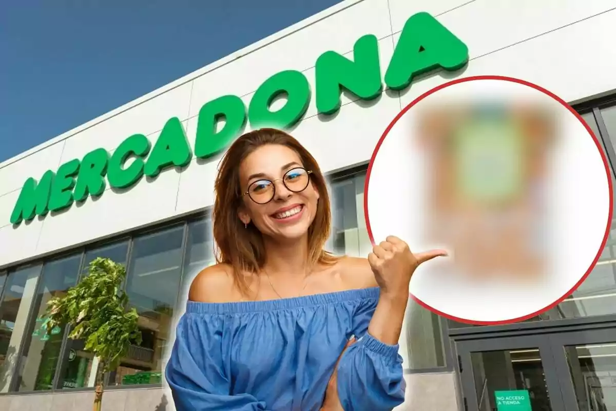 Una mujer sonriente con gafas y una blusa azul señala con el pulgar hacia un círculo borroso, frente a una tienda de Mercadona.