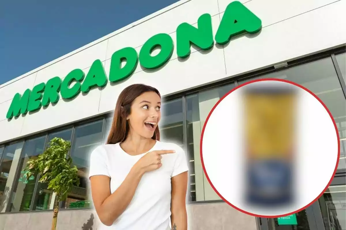 Una mujer sonriente señala un producto borroso frente a una tienda de Mercadona.