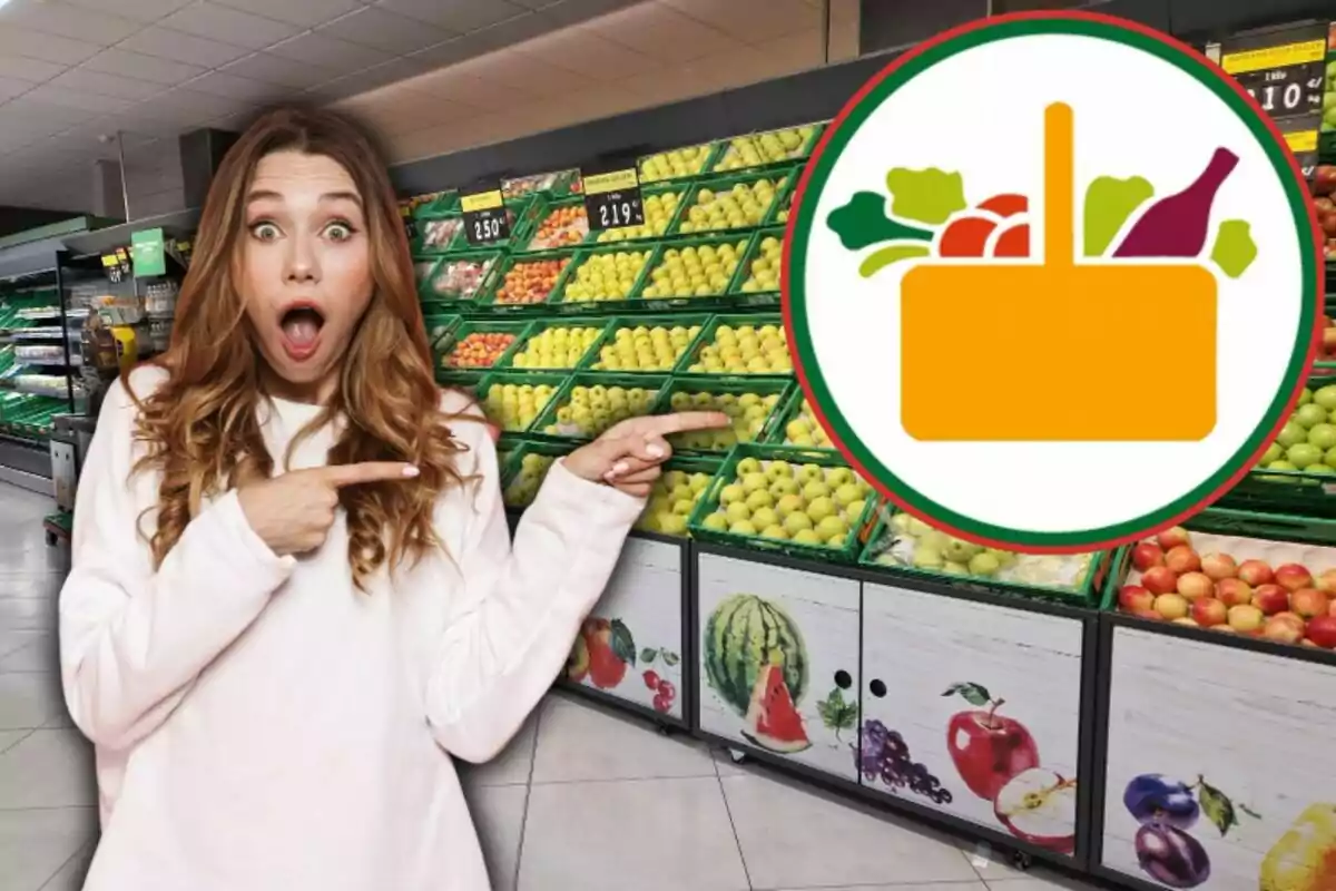 Mujer sorprendida señalando un logo de supermercado en la sección de frutas y verduras.