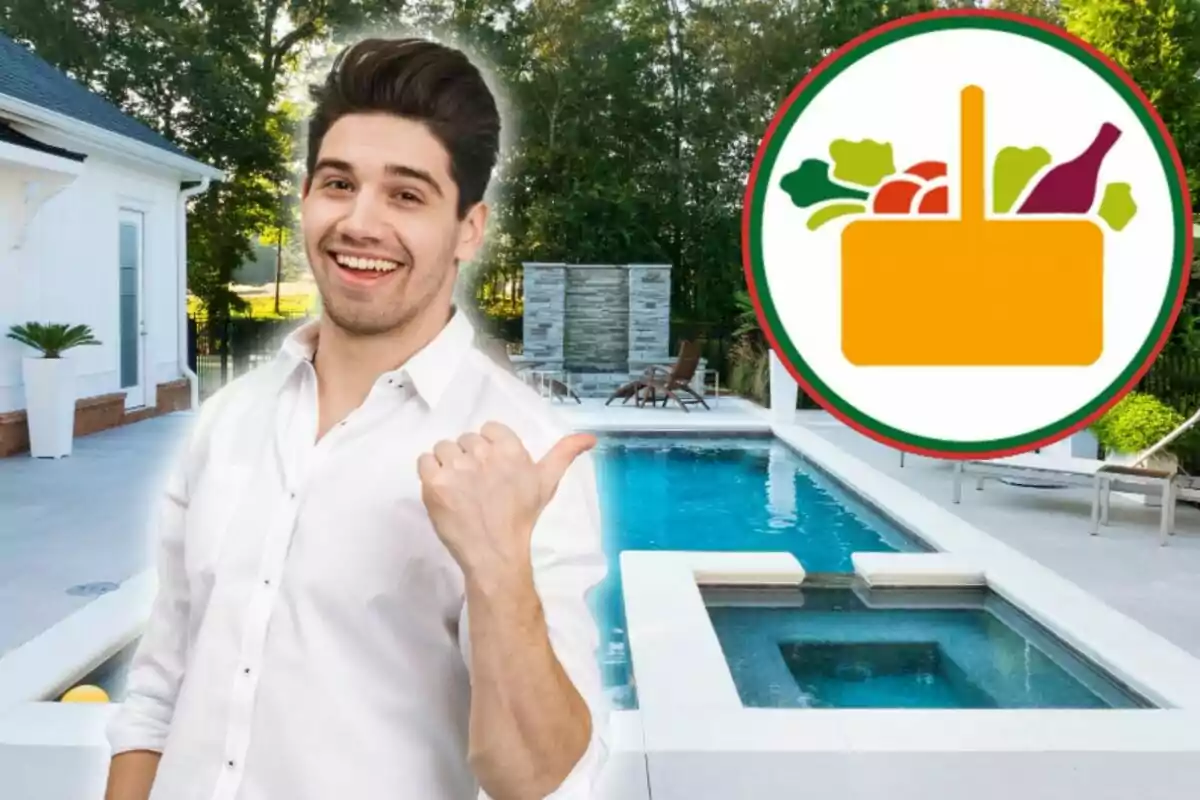 Un hombre sonriente con camisa blanca señala hacia un ícono de cesta de compras con alimentos, en un entorno de piscina y jardín.