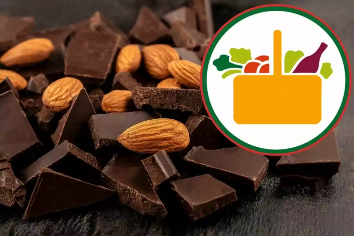 Trozos de chocolate oscuro con almendras y un logotipo de cesta de alimentos. Trozos de chocolate oscuro con almendras y un logotipo de cesta de alimentos.