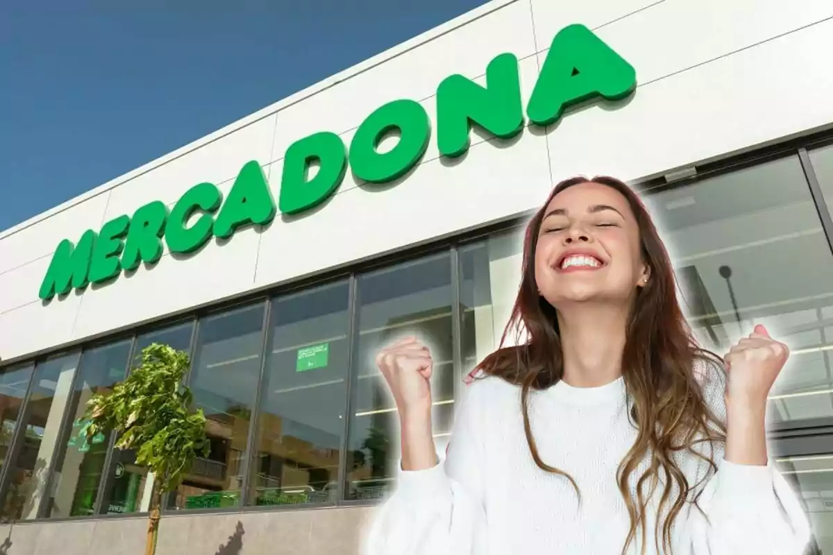 Una mujer sonriente y feliz frente a una tienda de Mercadona.