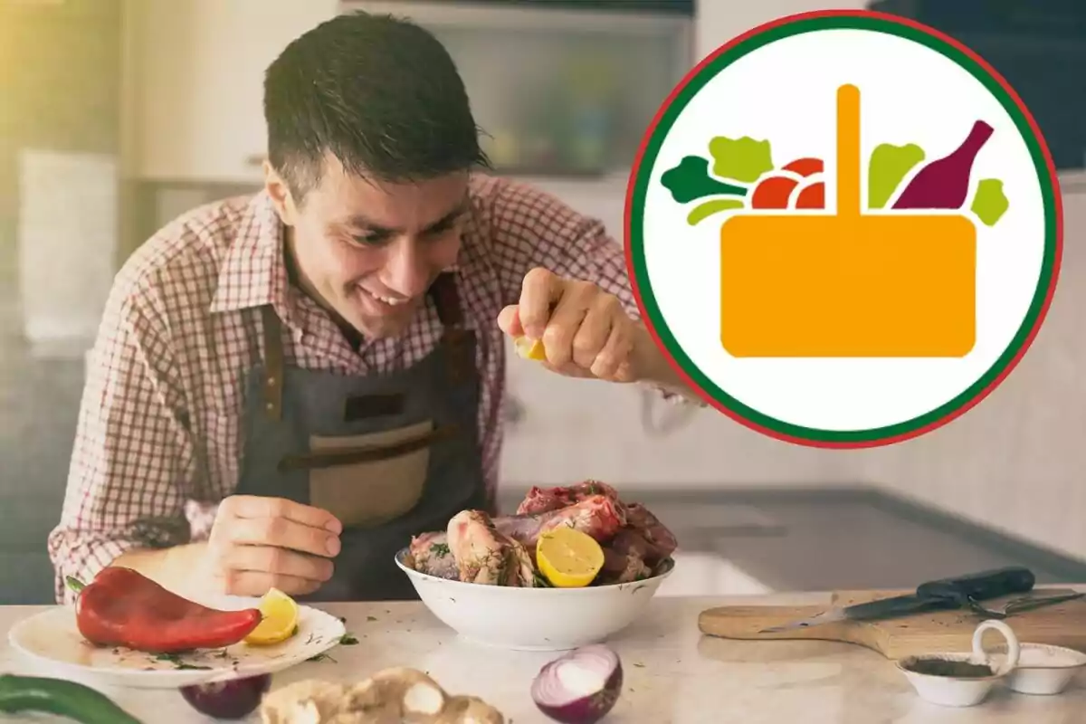 Hombre cocinando en la cocina mientras exprime un limón sobre un plato de carne, con un logotipo de alimentos en la esquina superior derecha.