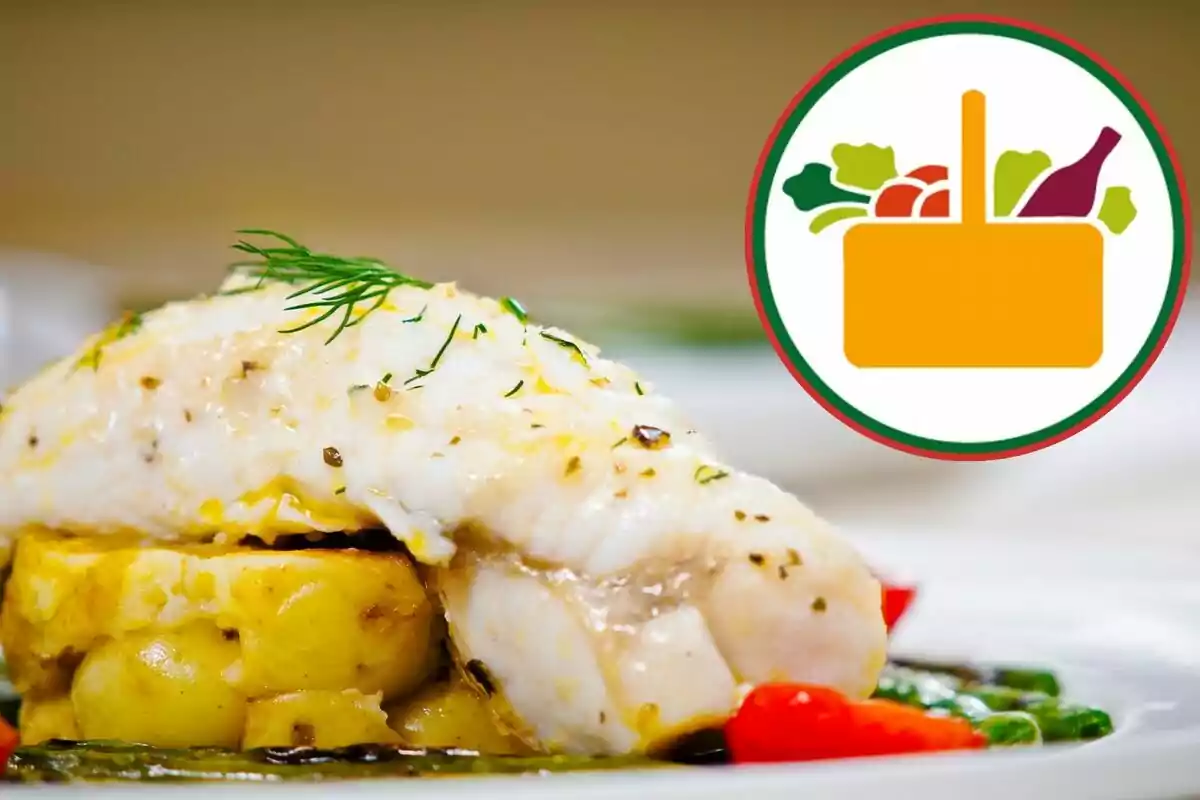 Plato de pescado cocido servido sobre papas acompañado de verduras con un logotipo de canasta de alimentos en la esquina superior derecha Plato de pescado cocido servido sobre papas acompañado de verduras con un logotipo de canasta de alimentos en la esquina superior derecha