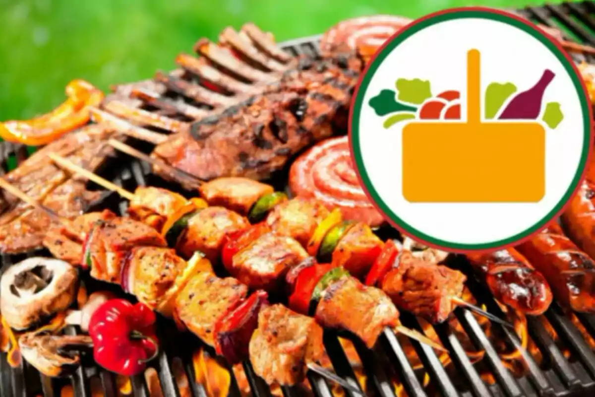 Parrillada con brochetas de carne y verduras junto a un logotipo de alimentos.