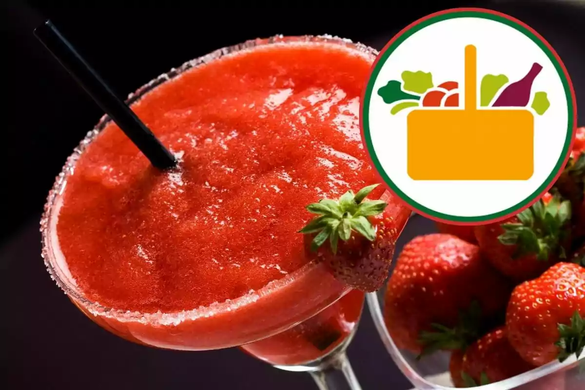 Vaso de cóctel de fresa con borde de azúcar y una fresa decorativa junto a un recipiente con fresas y un gráfico de canasta de alimentos Vaso de cóctel de fresa con borde de azúcar y una fresa decorativa junto a un recipiente con fresas y un gráfico de canasta de alimentos