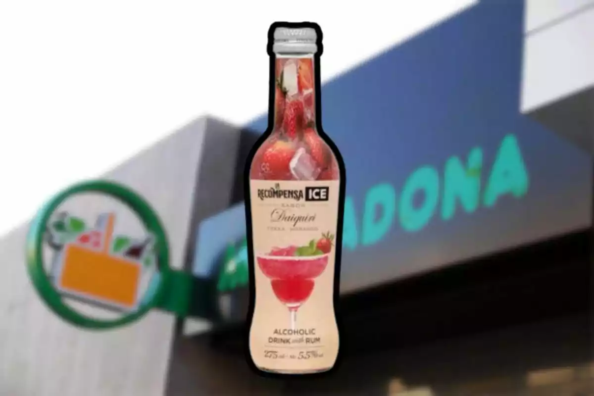 Botella de bebida alcohólica sabor daiquiri con fresas frente a una tienda Mercadona desenfocada Botella de bebida alcohólica sabor daiquiri con fresas frente a una tienda Mercadona desenfocada