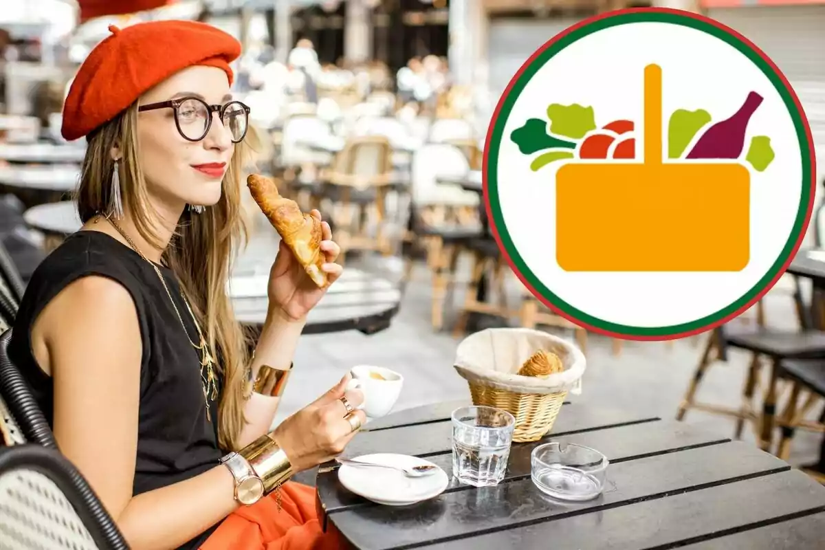 Una mujer con boina roja y gafas disfruta de un croissant y una taza de café en una terraza al aire libre, con un logotipo de una cesta de alimentos en la esquina superior derecha.