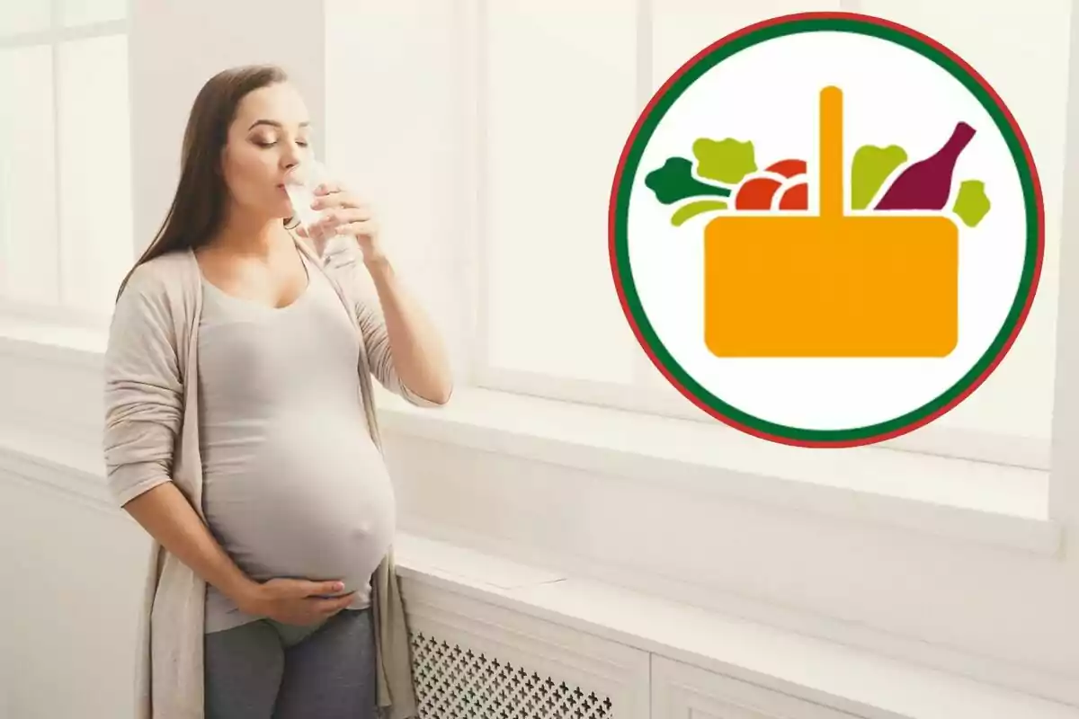 Mujer embarazada bebiendo agua junto a una ventana con un ícono de alimentos saludables.