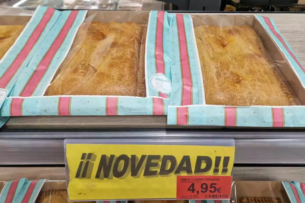 Empanadas de carne de ternera en exhibición con un cartel amarillo que dice Empanadas de carne de ternera en exhibición con un cartel amarillo que dice