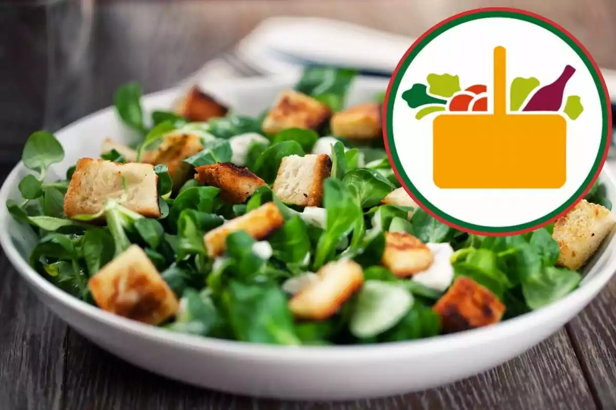 Ensalada verde con crutones en un plato blanco y un icono de canasta de alimentos en la esquina superior derecha Ensalada verde con crutones en un plato blanco y un icono de canasta de alimentos en la esquina superior derecha