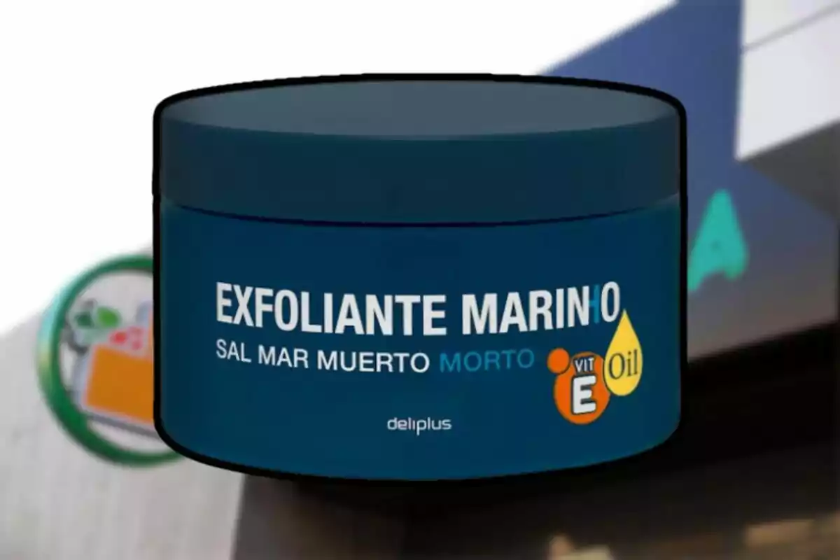 Envase azul de exfoliante marino con sal del mar muerto y vitamina E de la marca Deliplus Envase azul de exfoliante marino con sal del mar muerto y vitamina E de la marca Deliplus