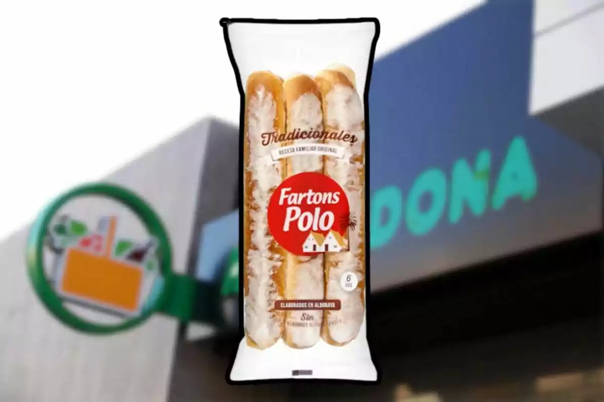 Paquete de fartons Polo tradicionales con glaseado, frente a una tienda Mercadona desenfocada. Paquete de fartons Polo tradicionales con glaseado, frente a una tienda Mercadona desenfocada.