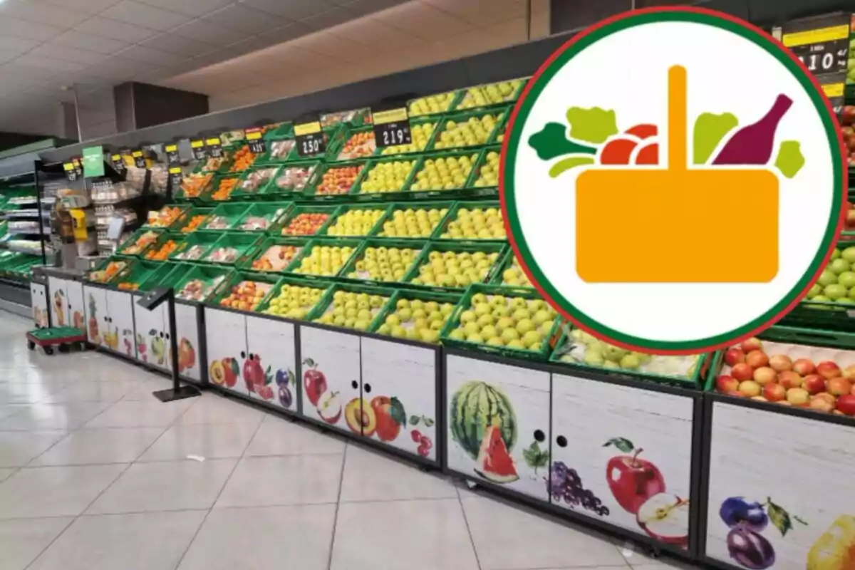 Sección de frutas y verduras en un supermercado con un icono de una canasta de compras llena de alimentos.