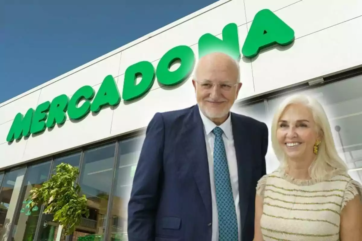 Dos personas posan frente a un edificio con el logo de Mercadona.