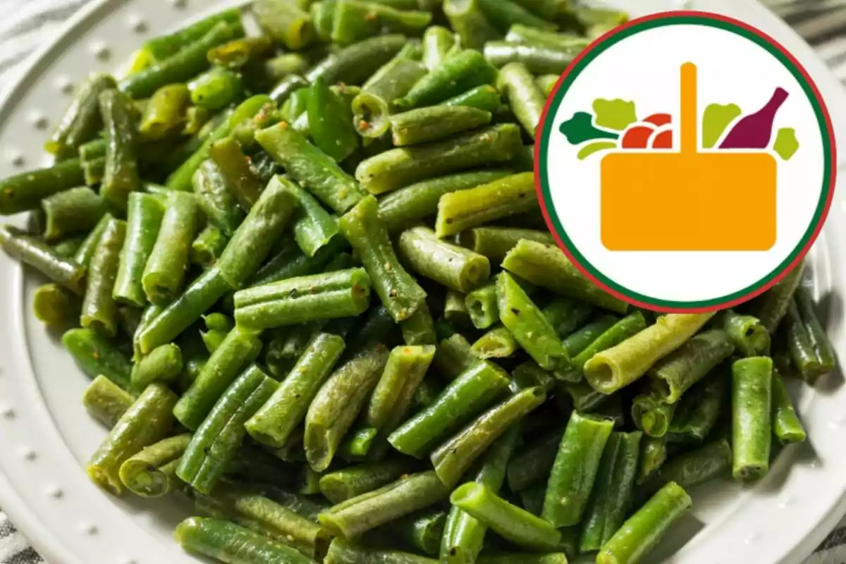 Ejotes cocidos servidos en un plato blanco con un gráfico de canasta de alimentos en la esquina superior derecha Ejotes cocidos servidos en un plato blanco con un gráfico de canasta de alimentos en la esquina superior derecha