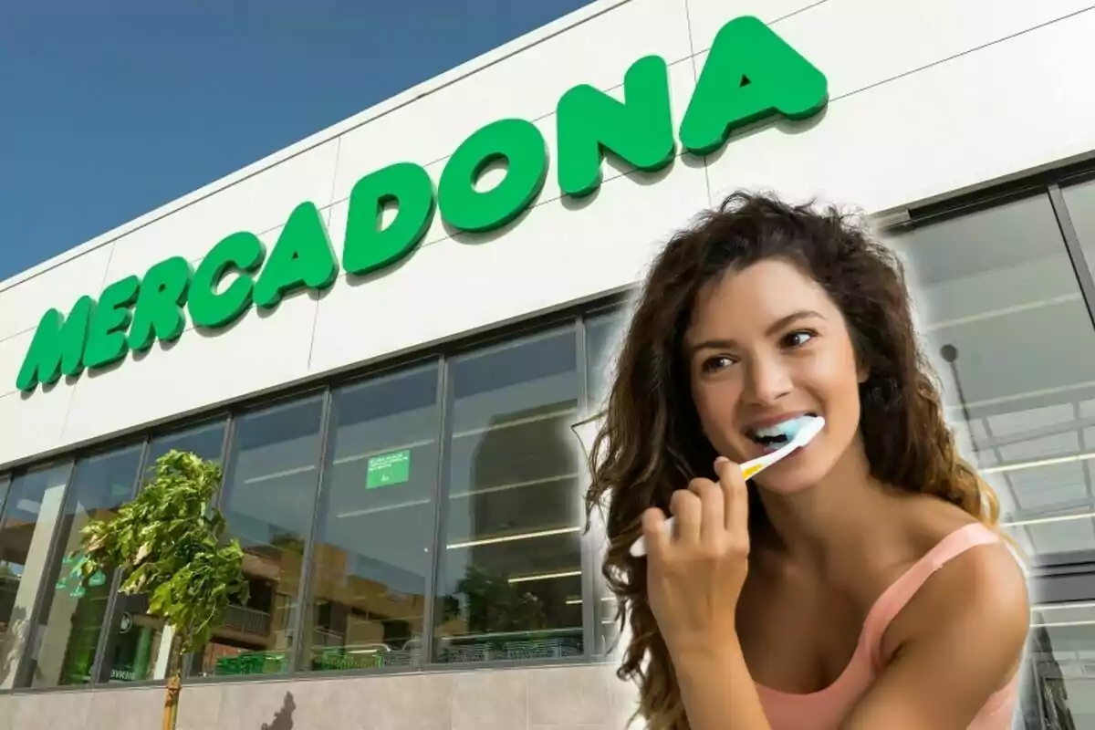 Una mujer cepillándose los dientes frente a una tienda de Mercadona.