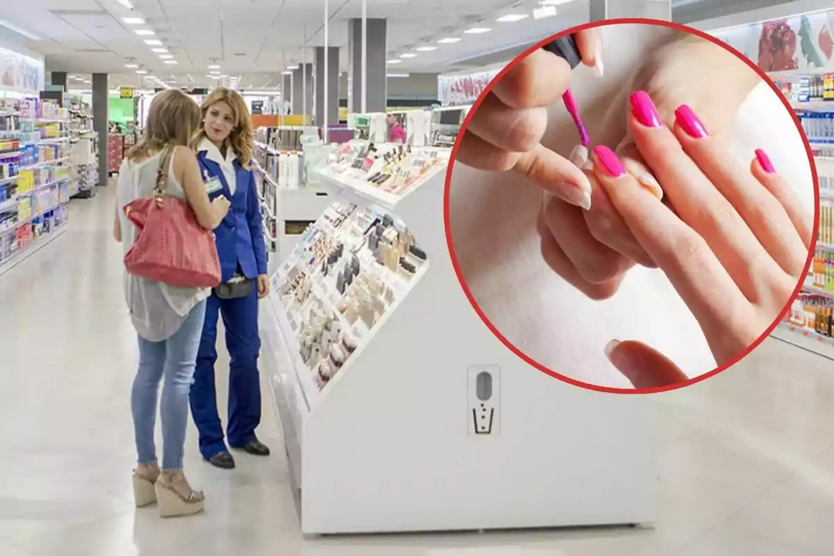 Dos mujeres conversan en una tienda de cosméticos mientras una imagen insertada muestra a alguien aplicando esmalte de uñas rosa.