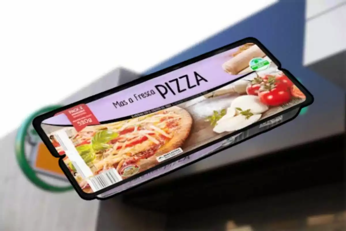 Caja de pizza congelada con imagen de ingredientes frescos como tomates y queso. Caja de pizza congelada con imagen de ingredientes frescos como tomates y queso.