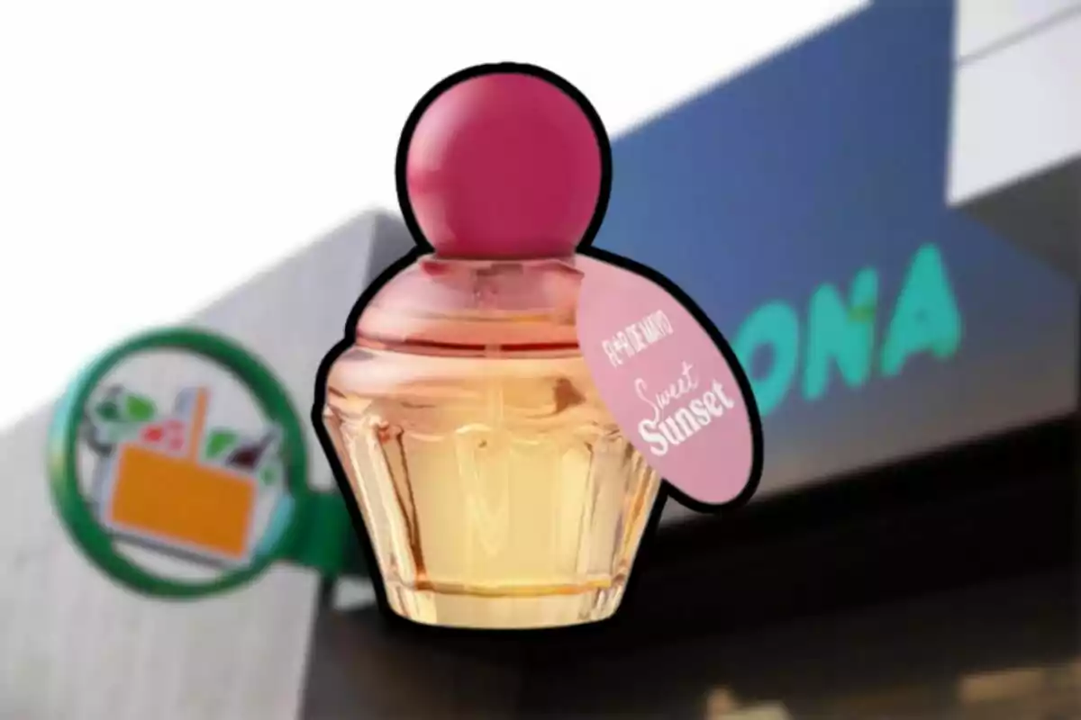 Perfume con tapa rosa y etiqueta Sweet Sunset frente a una tienda Perfume con tapa rosa y etiqueta Sweet Sunset frente a una tienda