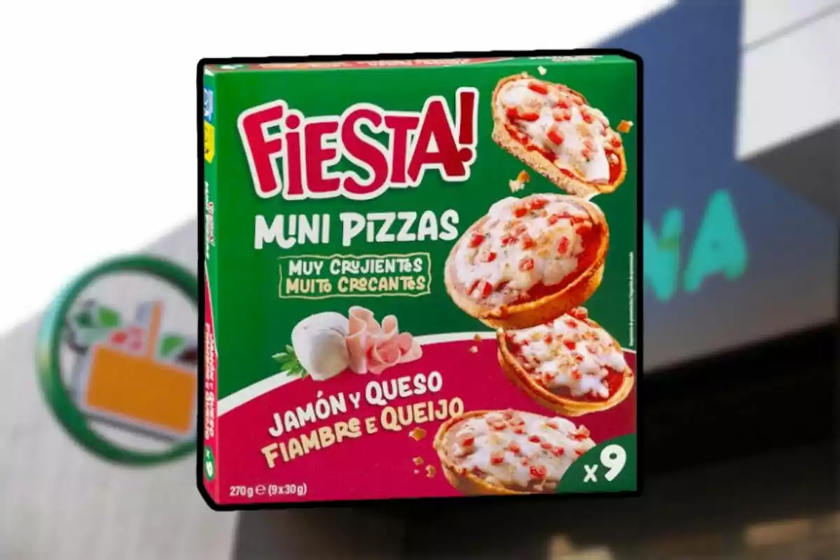 Caja de mini pizzas de jamón y queso de la marca Fiesta, con texto en español y portugués, mostrando imágenes de las pizzas en la parte frontal. Caja de mini pizzas de jamón y queso de la marca Fiesta, con texto en español y portugués, mostrando imágenes de las pizzas en la parte frontal.