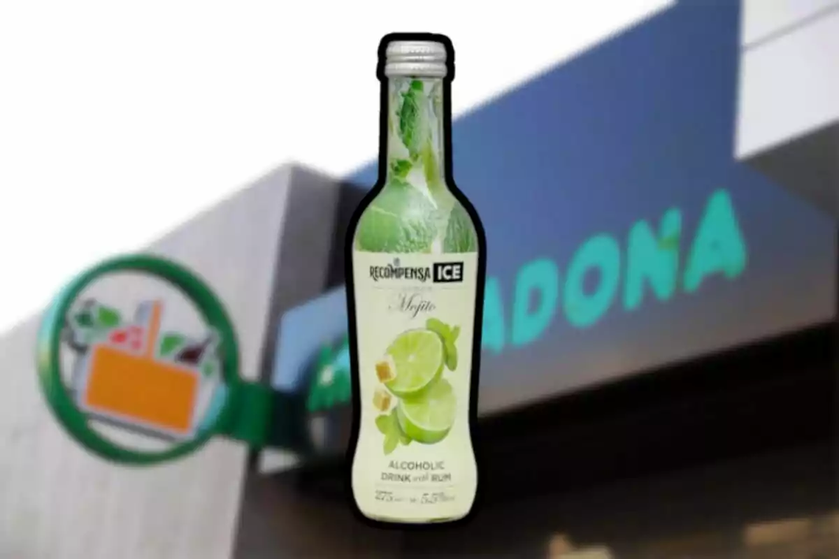 Botella de bebida alcohólica sabor mojito frente a un cartel de supermercado. Botella de bebida alcohólica sabor mojito frente a un cartel de supermercado.