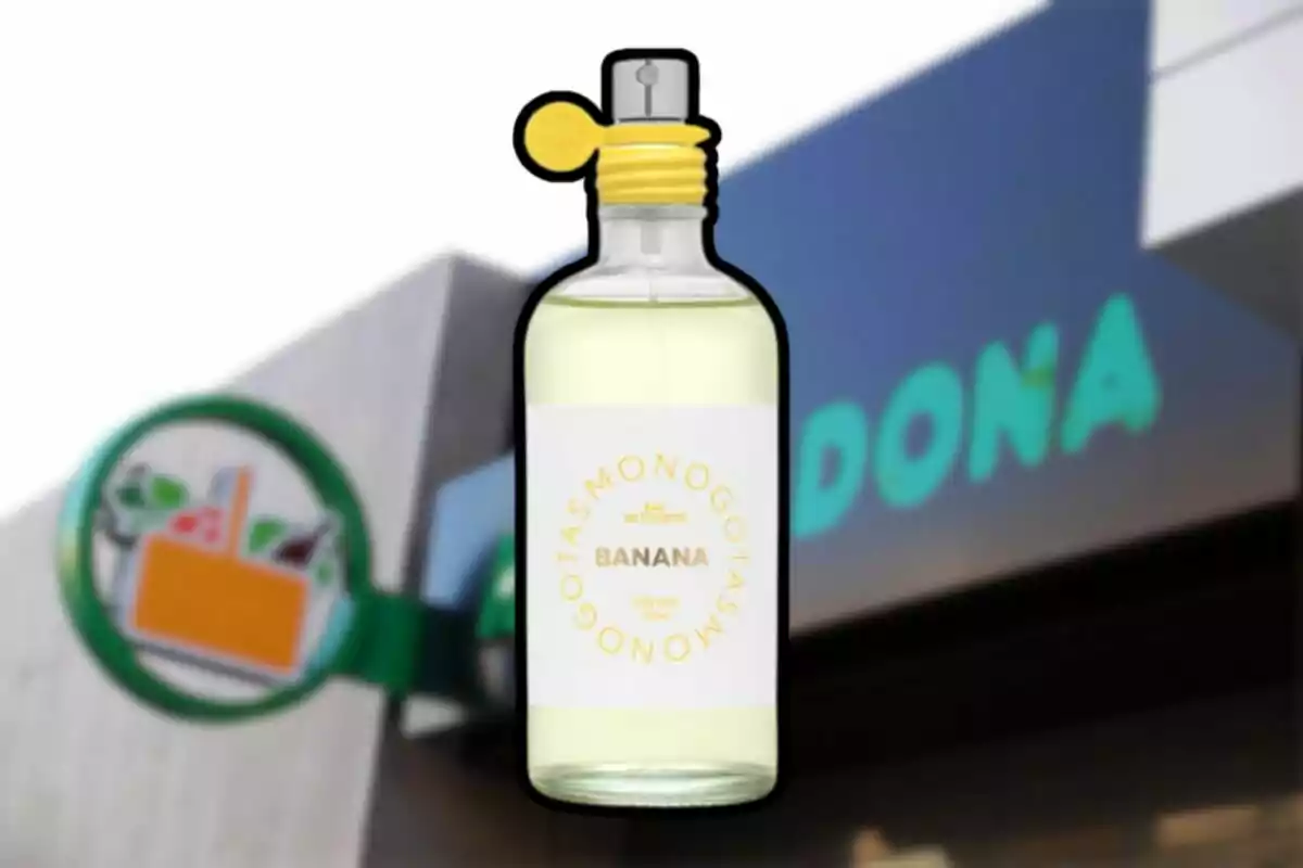 Botella de perfume con etiqueta de banana frente a una tienda Mercadona desenfocada Botella de perfume con etiqueta de banana frente a una tienda Mercadona desenfocada
