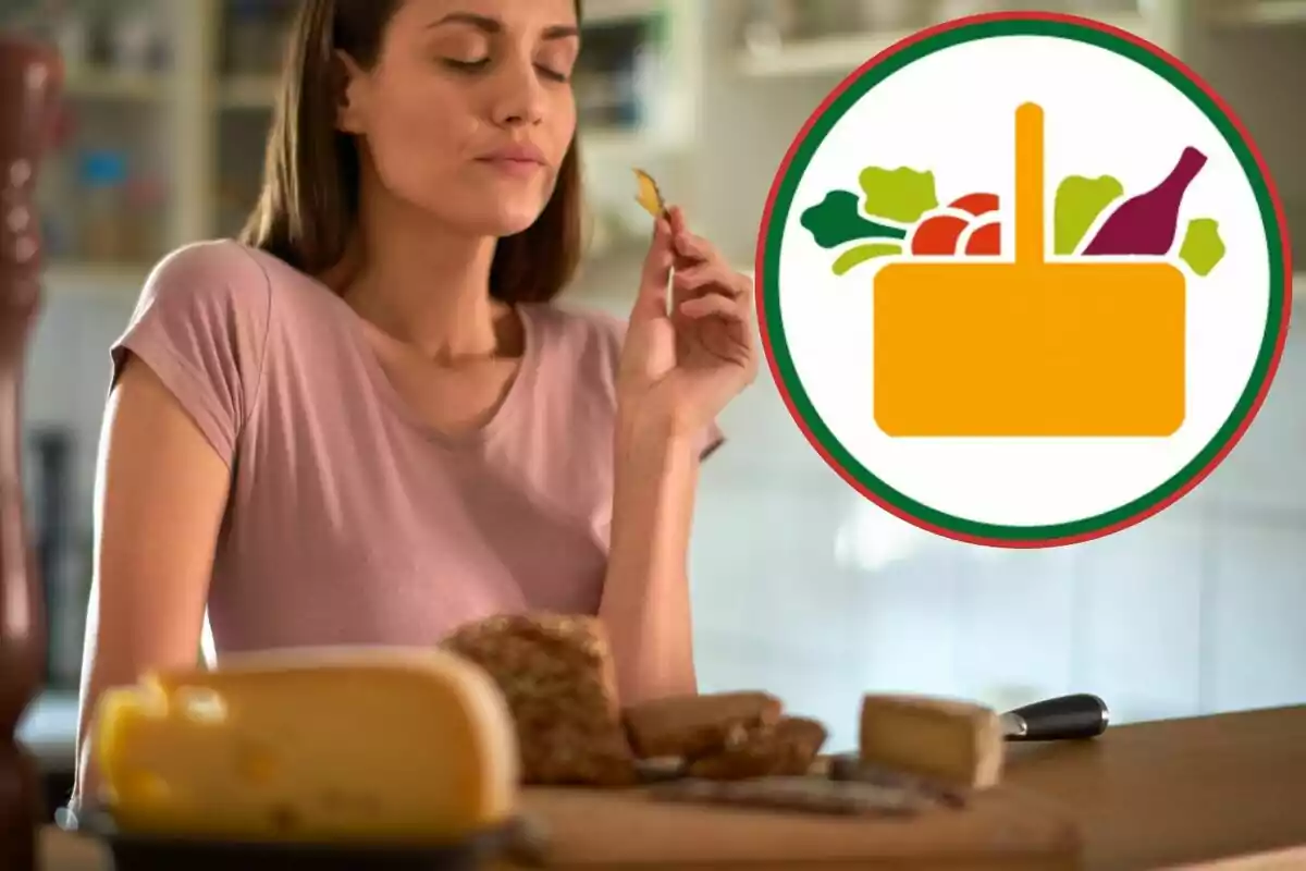 Mujer disfrutando de un aperitivo con un icono de alimentos en la esquina superior derecha.