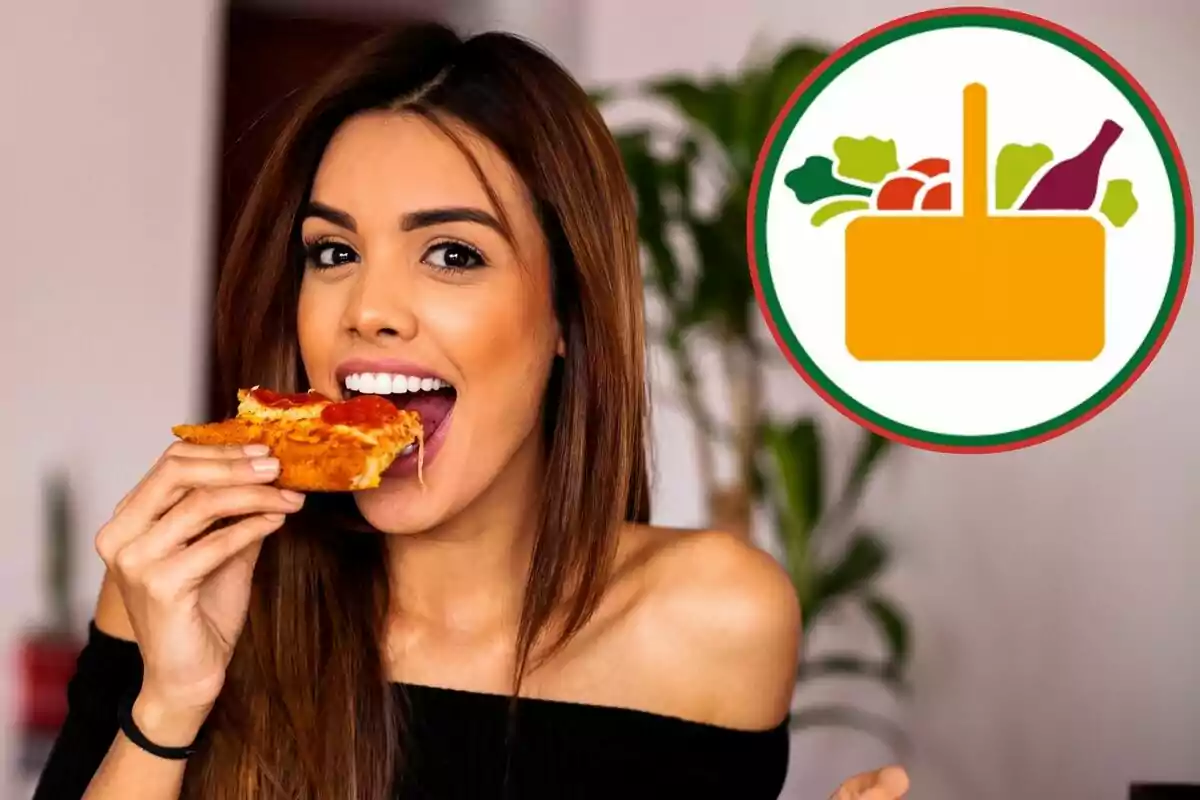 Mujer joven sonriente comiendo una rebanada de pizza con un icono de canasta de alimentos en el fondo