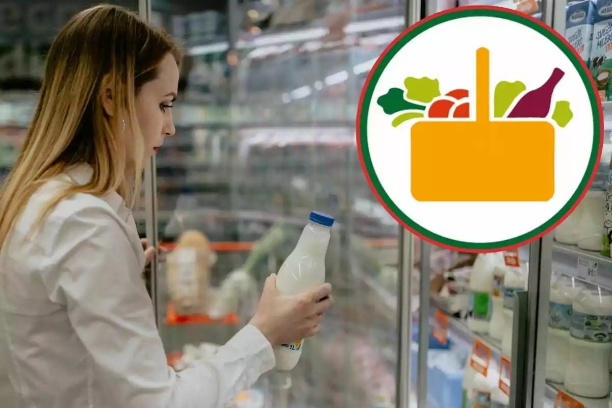 Una mujer revisa una botella de leche en la sección de refrigerados de un supermercado, con un icono de una canasta de compras llena de alimentos en la esquina superior derecha.