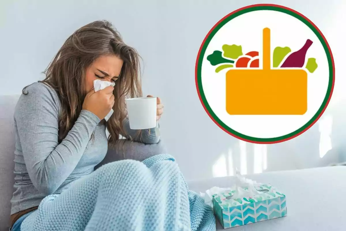 Mujer enferma sentada en un sofá, sosteniendo una taza y usando un pañuelo, con una caja de pañuelos a su lado y un logotipo de alimentos en la esquina superior derecha.