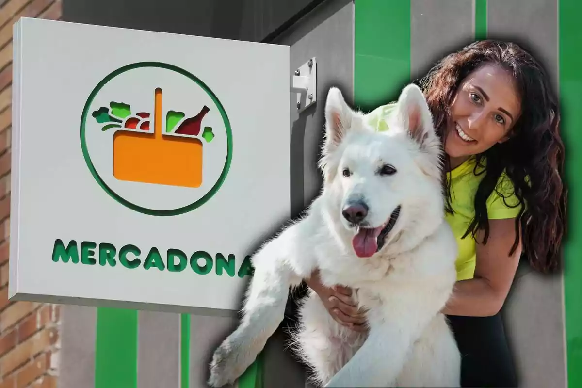 Una mujer sonriente sostiene a un perro blanco frente a un cartel de Mercadona.